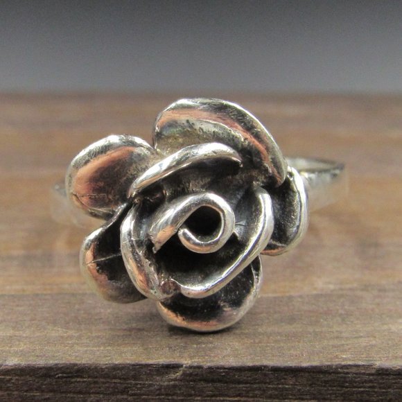 Jewelry - Size 6.5 Sterling Silver Special Flower Band Ring